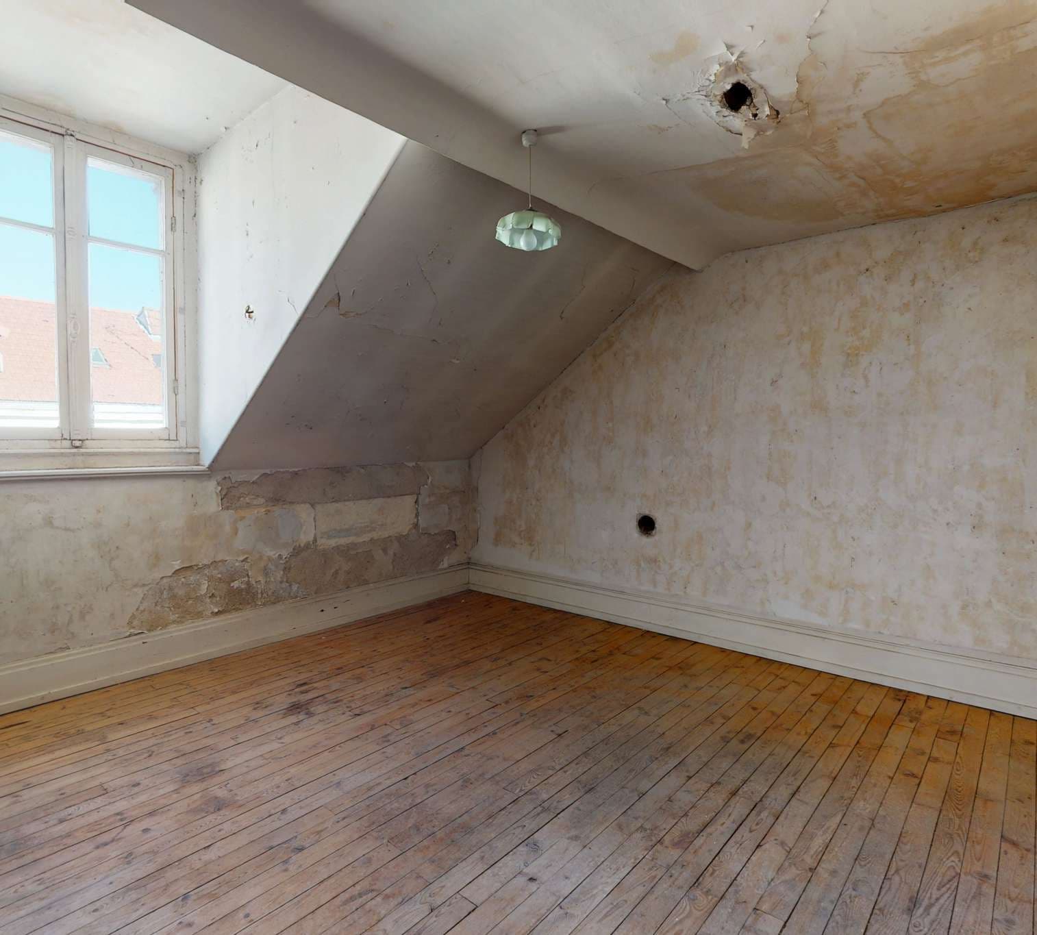 Chambre sous combles — avant travaux