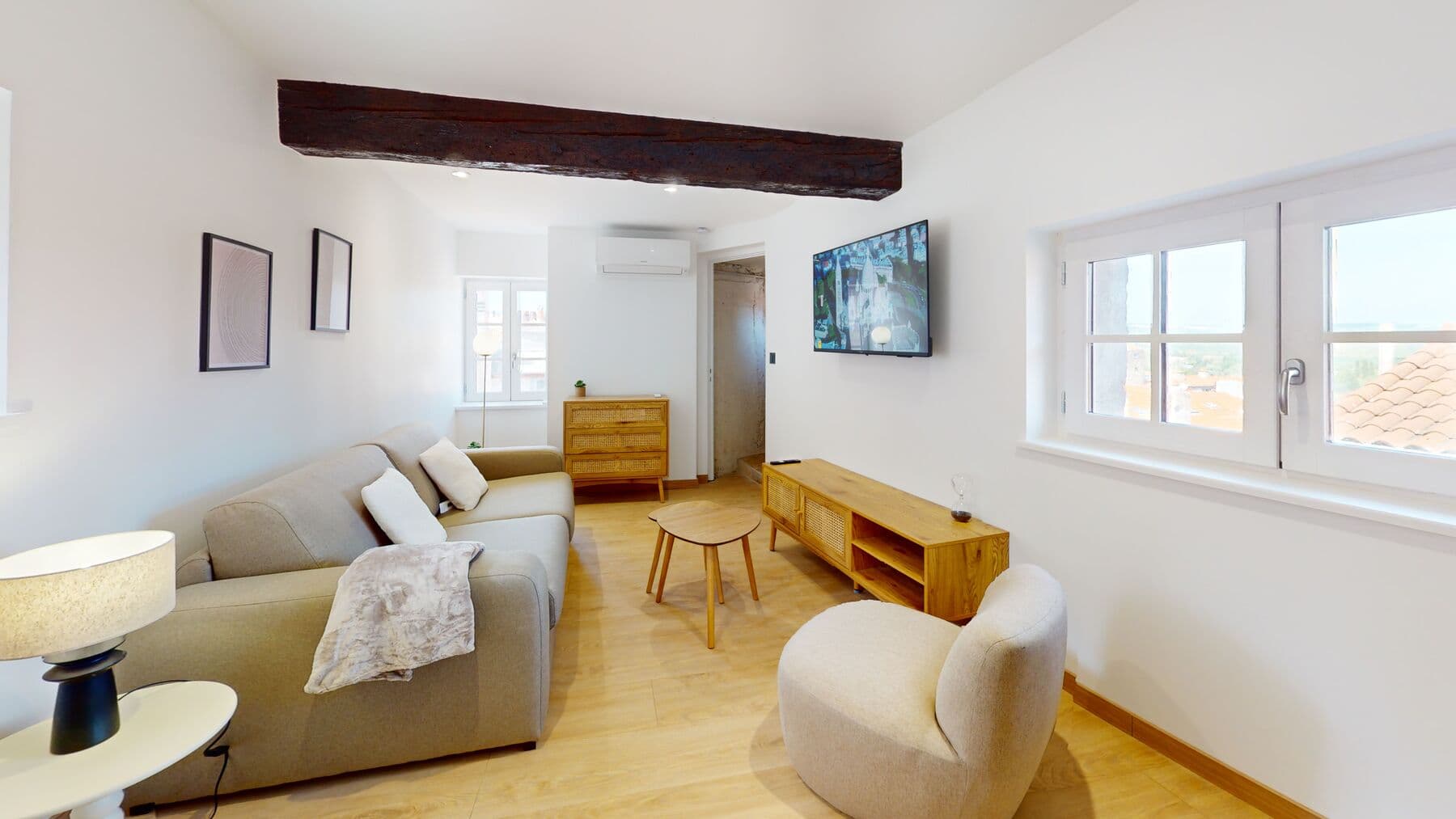 Salon sous les poutres anciennes, triplex de Riom